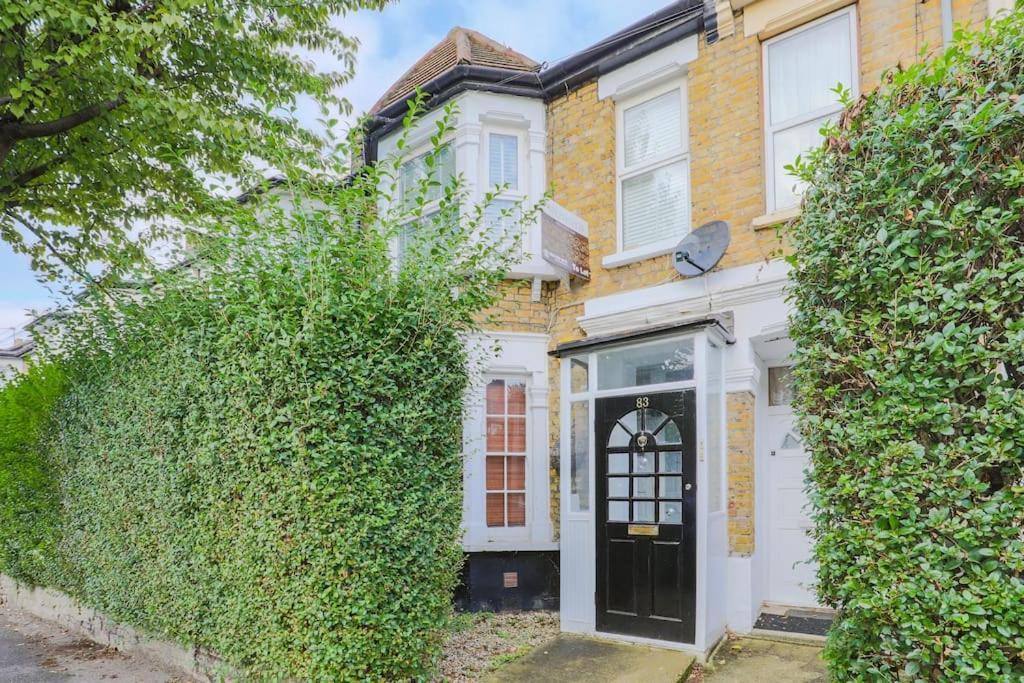 2 Bed Garden Flat Leyton Village Лондон Екстериор снимка