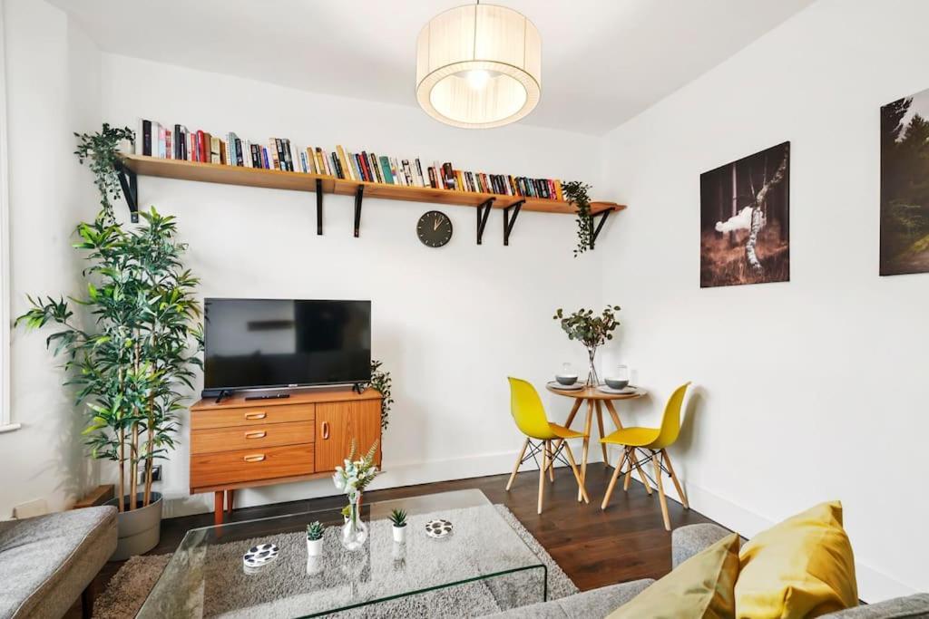 2 Bed Garden Flat Leyton Village Лондон Екстериор снимка