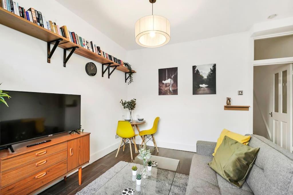 2 Bed Garden Flat Leyton Village Лондон Екстериор снимка